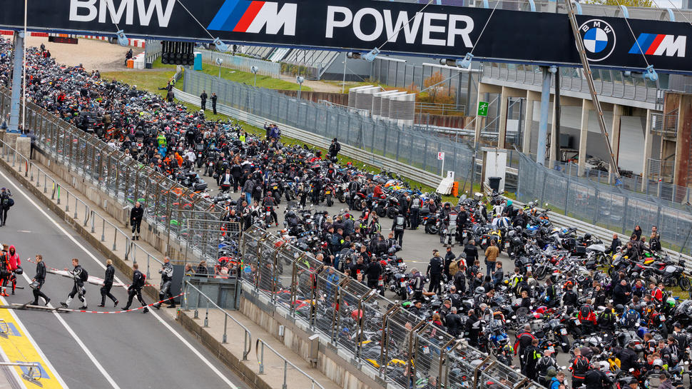 Am Nürburgring kommen Motorsportfans zusammen – oder Freizeitbiker, die sich beim großen Anlassen auf die Saison einstimmen.